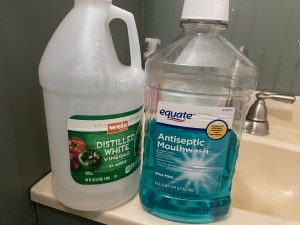 Vinegar and Listerine for a home-made foot soak