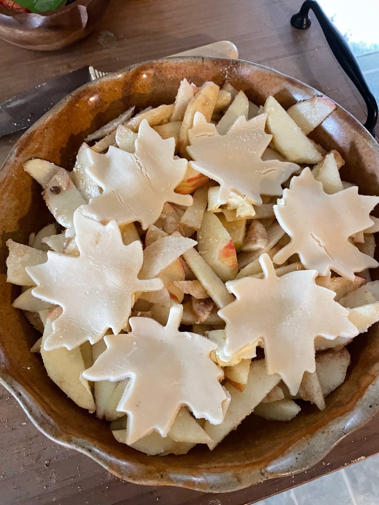 Apple pie with leaves